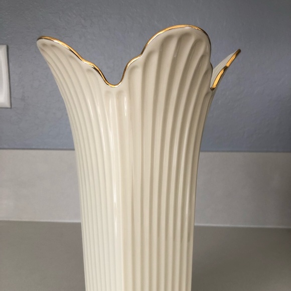 Lenox Vase - Picture 2 of 5